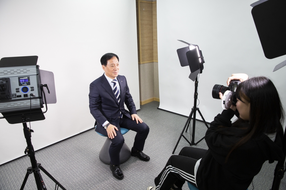배재대 메이서 스페이스가 개소했다. 개소식에 앞서 24일부터 진행된 '메이커 스페이스 오픈 위크'에서 김선재 총장이 3D 사진 촬영을 하고 있다.