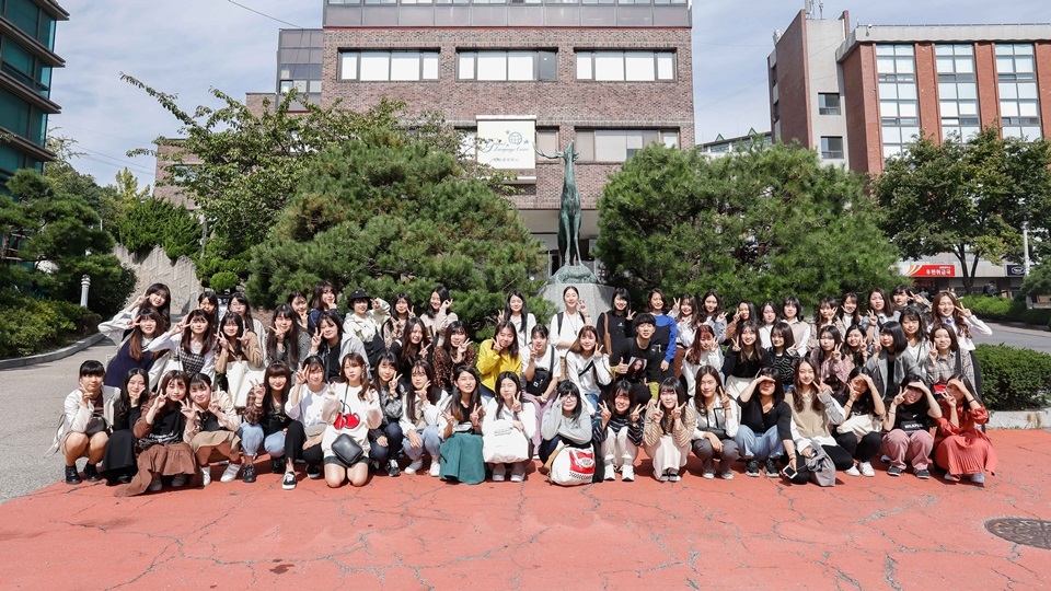 일본 대학생 60여 명이 상명대 학생들과 교류를 위해 학교를 방문했다.