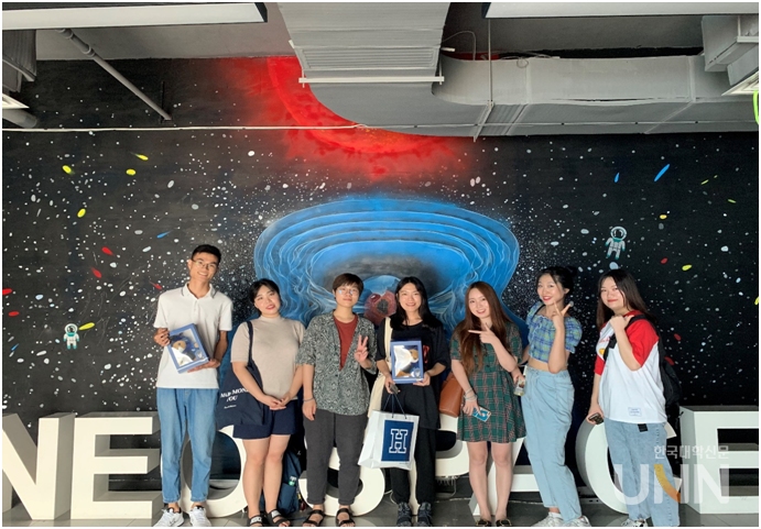 중국 항저우 시 절강대학교 창업지원센터에서 중국인 교직원들과 한양대 사회과학대학 학생들