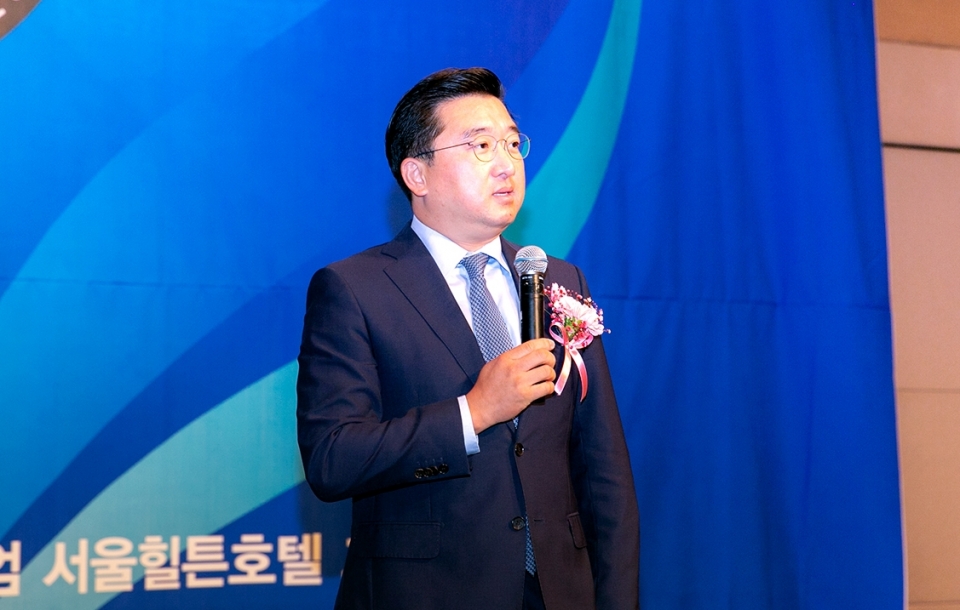 전성용 총장이 '대한민국 가장 신뢰받는 CEO 대상' 글로벌인재 양성 부문에서 상을 받은 후 수상소감을 발표하고 있다.