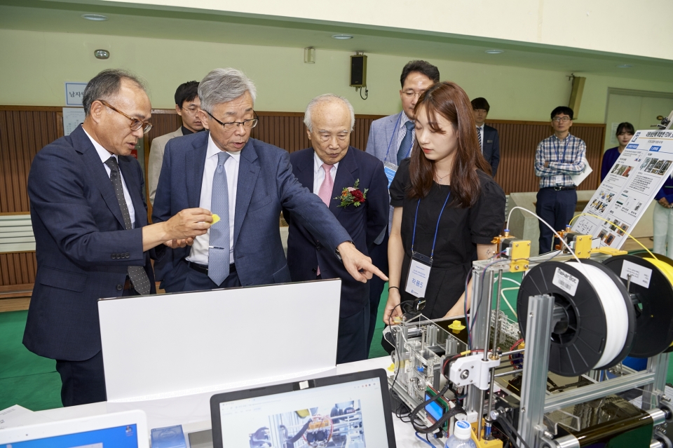 (왼쪽부터)최재봉 IT공과대학장, 이상한 총장, 이종훈 이사장이 대상을 수상한 ‘대량생산에 적합한 FDM 3D 프린터’의 작품 설명을 듣고 있다.