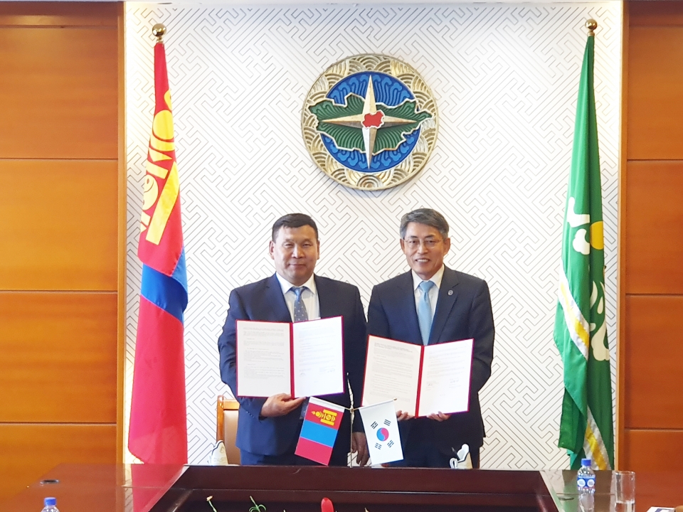 서순탁 총장(오른쪽)이 몽골 토부 주의 준모드에 글로벌 캠퍼스를 설립하기로 하고 직지드 바트자르갈 토부 주지사와 업무 협약을 체결했다.