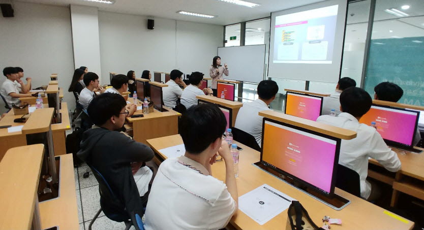 연성대학교가 한국과학창의재단이 진행한 학교밖 STEAM 프로그램으로 ‘미래 에너지를 활용해 코딩으로 만드는 가상현실(VR) 테마파크 게임 만들기’를 진행했다.