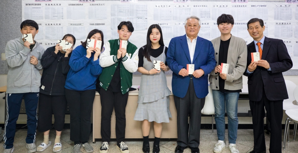 김수연 목사(왼쪽에서 6번째)가 남서울대에 도서진흥기금 3000만원과 신간 도서 5000권을 기부하기로 했다.