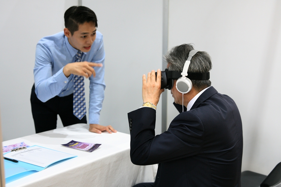 권혁대 총장이 취업박람회에서 AI면접을 체험해 보고 있다.