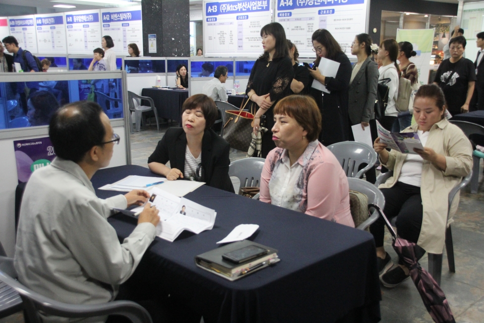 부산과학기술대학교가 2019 미니 청년 채용박람회를 개최했다.