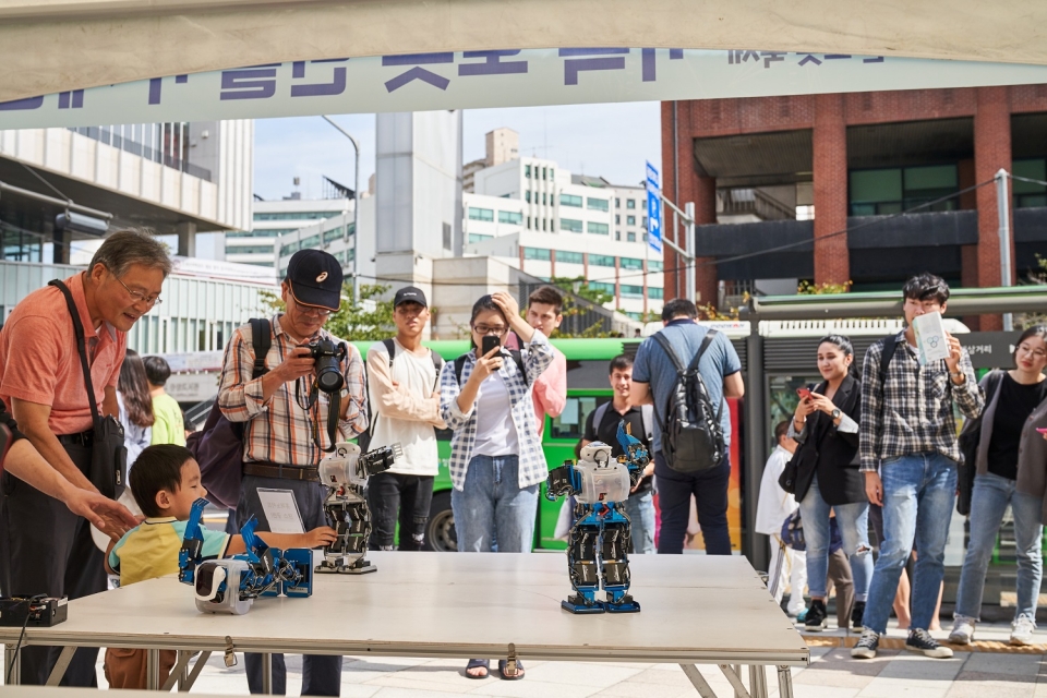 캠퍼스타운사업단이 교내에서 ICT융합 드론·로봇 축제를 개최했다. 지역 주민들이 행사장을 방문해 드론과 로봇을 체험하고 있다.