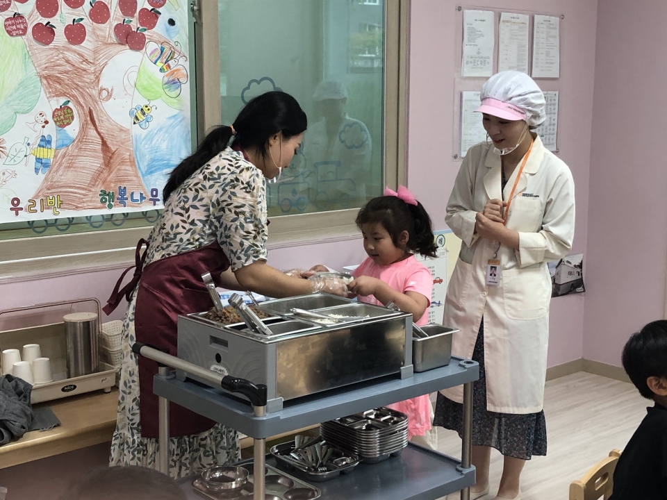 인천시 서구 어린이급식관리지원센터가 학부모 현장 참관 프로그램으로 ‘MOM 편한 급식’을 실시했다.