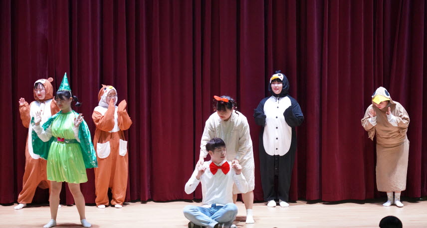수성대학교 아이사랑 연극동아리의 창작극 ‘무지개 숲 친구들’ 공연 모습
