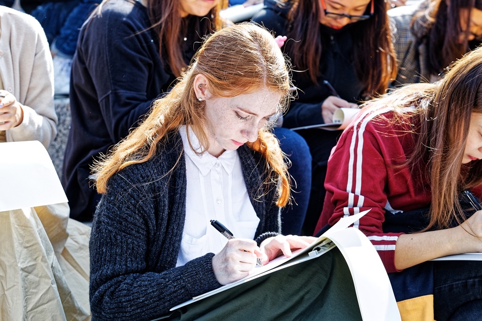 연세대 노천극장에서 열린 제28회 외국인 한글백일장에 참가한 외국인 유학생, 해외동포들이 글짓기를 하고 있다.