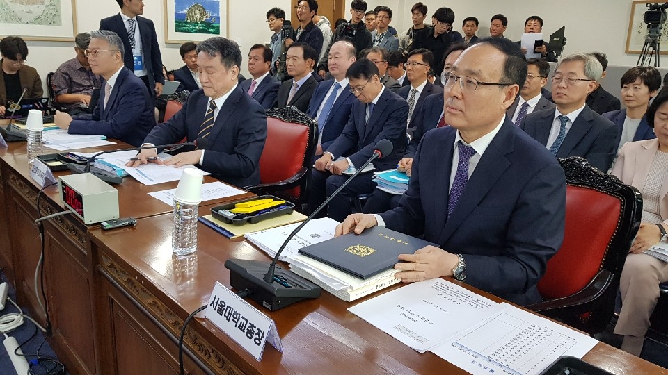오세정 서울대 총장(맨 오른쪽)이 의원들의 질의를 박도 있다. 한명섭 기자