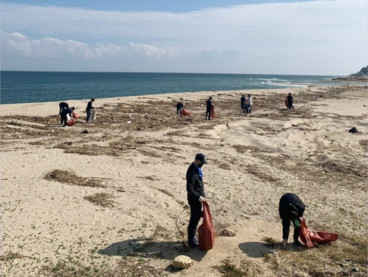 계명문화대학교 소방환경안전과 학생들이 울진 태풍 피해 지역을 찾아 해변쓰레기를 수거하고 있다.