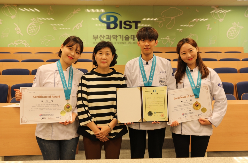 왼쪽부터 박나라 학생, 박영희 학과장, 김승주, 김민아 학생