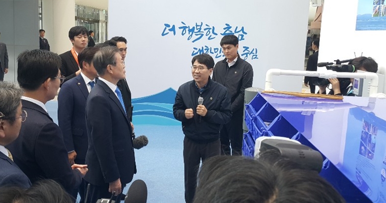 안주영 바다오이 대표(가운데)가 문재인 대통령에게 친환경 스마트 양식서비스를 소개하고 있다.