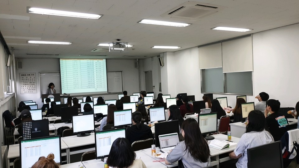 한신대 대학일자리센터는 최근 오산시 청년과 함께하는 실무역량강화 자격교육 프로그램을 진행했다.