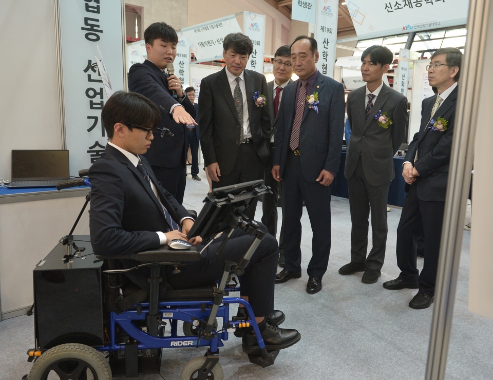 한국산업기술대가 16~17일 산학협동 산업기술대전을 개최했다. 이날 관람객들이 시각장애인을 위한 교육용 블록보드 시연을 보고 있다.