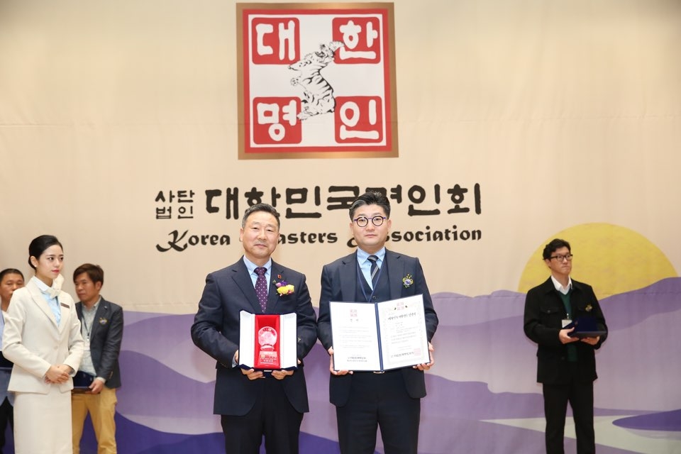 박진혁 교수(오른쪽)가 18일 국회의원 회관 대회의실에서 열린 대한명인 추대식에서 자동차검사명인 인증서를 받았다.