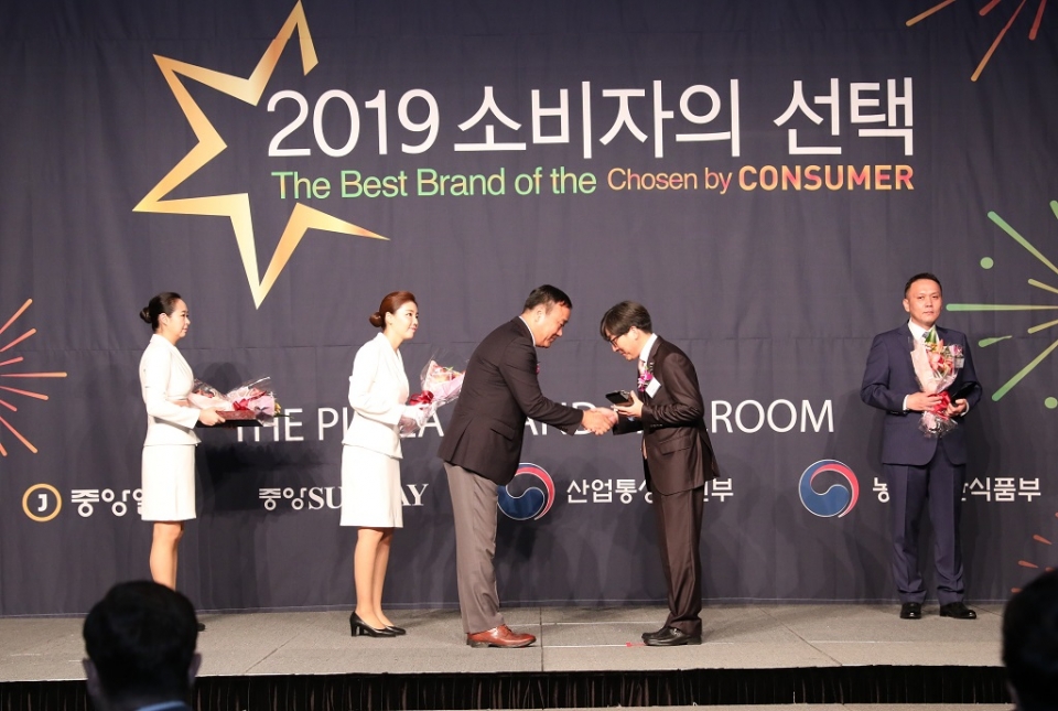 안병수 학생처장(오른쪽에서 2번째)이 ‘2019 소비자의 선택’에서 5년 연속 사이버대학 부문 대상을 수상했다.