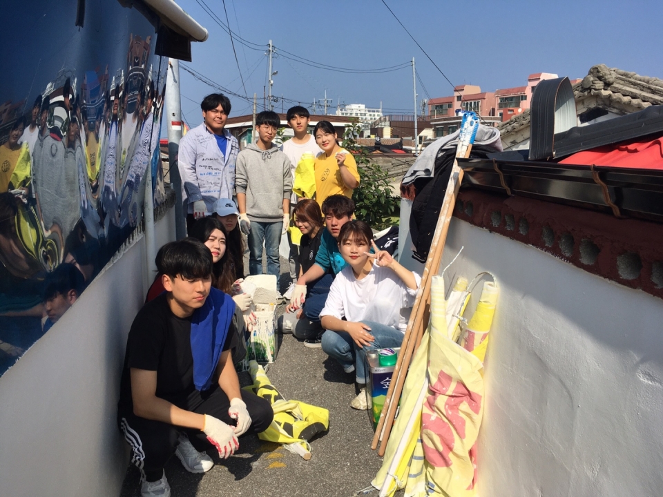 봉사동아리 WITH가 강릉 남대천과 정동진 일대에서 봉사활동을 펼쳤다.