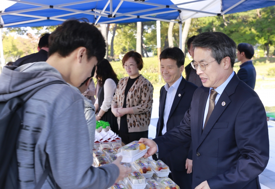 곽병선 총장이 천원의 아침밥상 행사에 참여해 학생들에게 간편식을 나눠주고 있다.