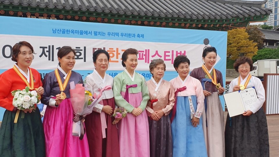 우영선씨(왼쪽에서 2번째)가 떡·한과 경연대회에서 대상인 농림축산식품부 장관상을 수상했다.