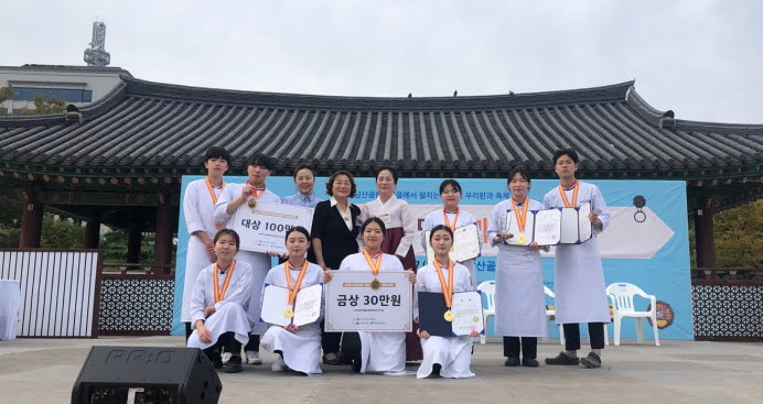 한국관광대학교 호텔조리과가 2019 아름다운 떡한과만들기 경연대회에서 장관상, 금상, 동상을 수상했다.
