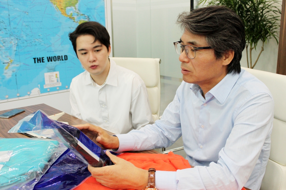 김상윤 ㈜어클러스터 대표(왼쪽)가 류창완 한양대 창업지원단장으로부터 글로벌 진출 관련 밀착 멘토링을 받고 있다.