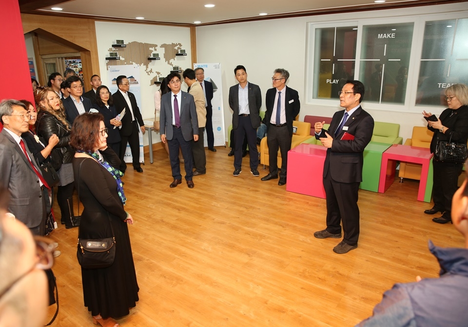 이덕훈 총장이 미주한인상공회의소 관계자들에게 한남대 디자인팩토리를 소개하고 있다.