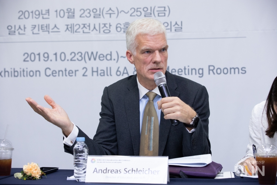 안드레아스 슐라이허(Andreas Schleicher) 경제협력개발기구(OECD) 교육국장이 대학 입시를 포함한 한국의 교육에 대한 분석을 내리고 있다.