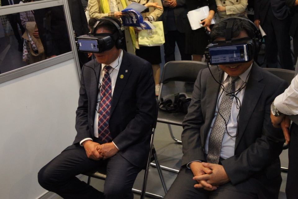23dlf 안양아트센터에서 열린 ‘2019 안양시 취업박람회’에서 최대호 안양시장과 윤동철 총장이 VR 면접을 체험해보고 있다.