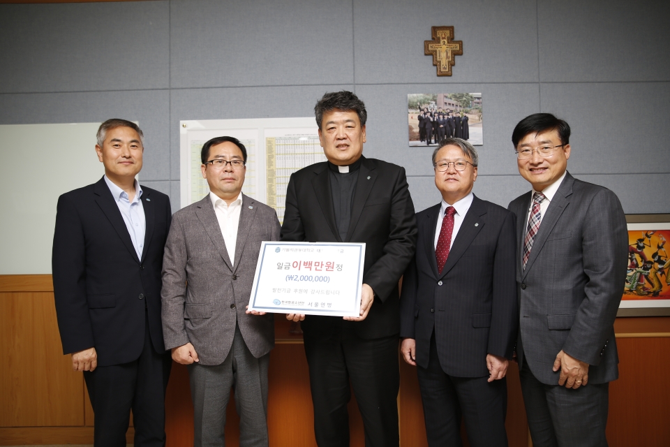 한국항공소년단 서울연맹이 황창희 총장(가운데)에게 발전기금 200만원을 기탁했다.