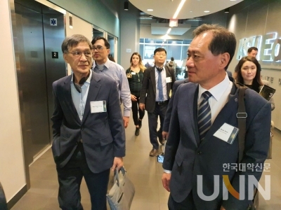 ASU 애드플러스(AdPlus)센터에 도착한 연수단. (왼쪽)홍남석 UCN 원장과 김수복 단국대 총장이 강연장으로 이동하고 있다.