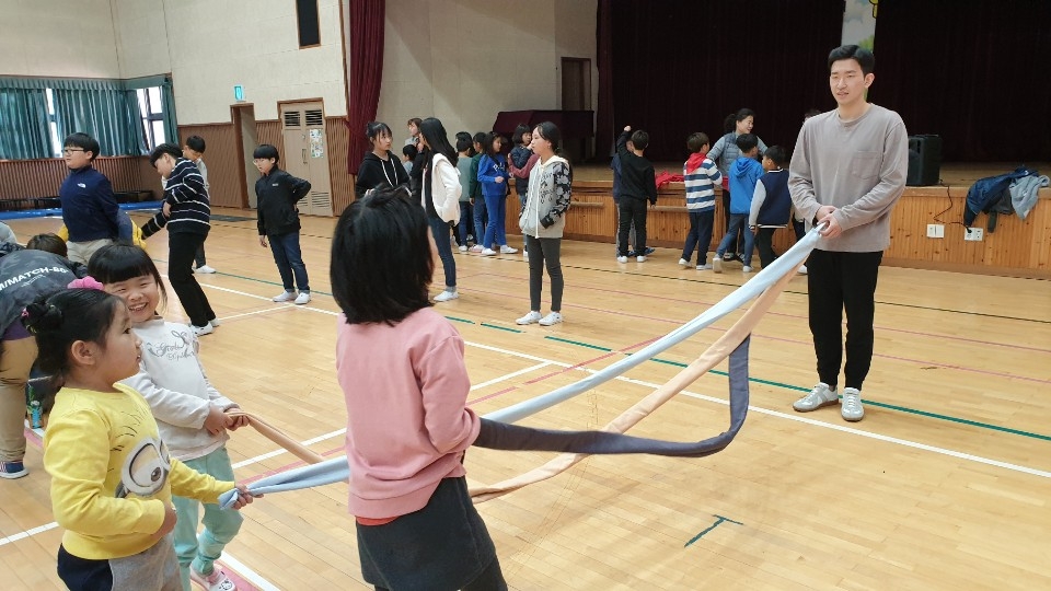 중원대가 30일 충북 괴산 감물초등학교에서 통일교육 체험 프로그램을 진행했다.