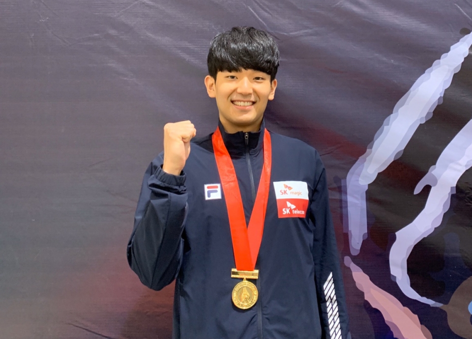 이승현씨가 있는 대표팀이 태국 방콕에서 열린 아시아펜싱대회에서 금메달을 차지했다.