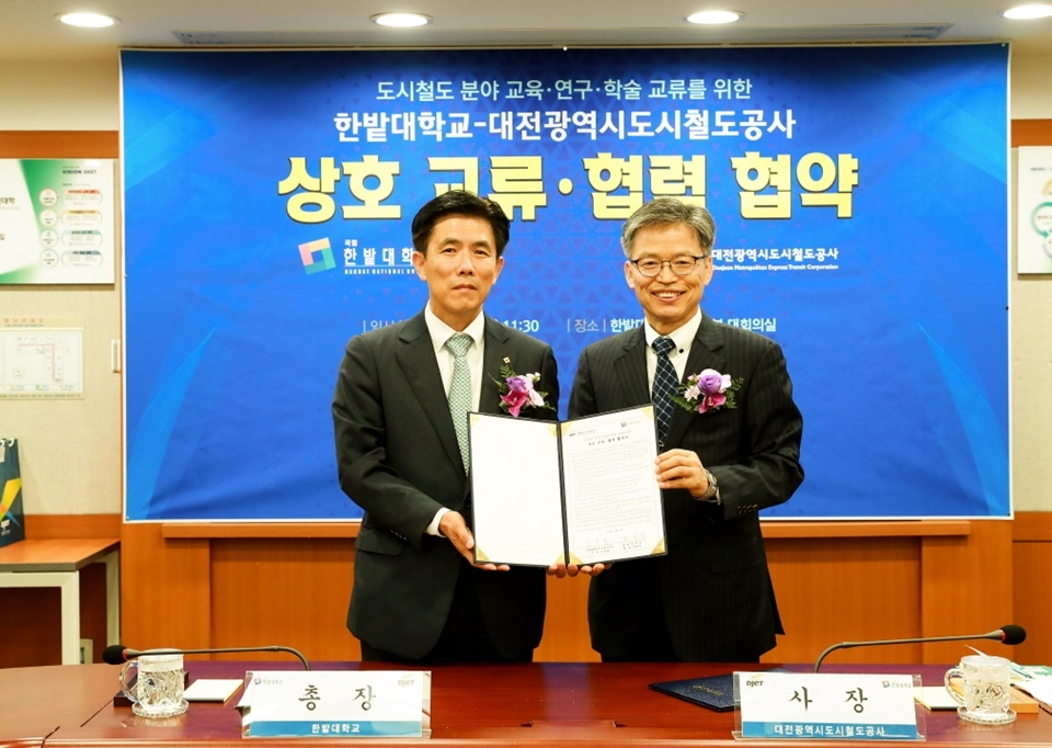 최병욱 총장(왼쪽)이 김경철 사장과 협약서에 서명 후 기념촬영을 하고 있다.