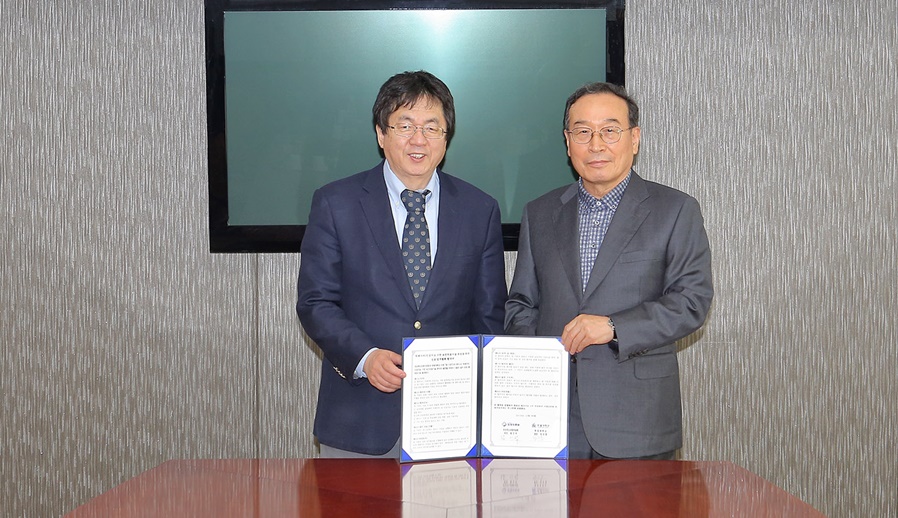 장순흥 총장(왼쪽)과 함인석 원장이 협약서에 서명 후 교환하고 있다.
