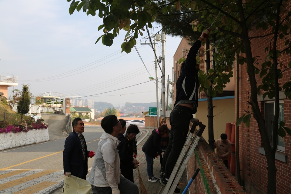 충북도립대학교 교직원들이 시설물을 보수하고 있다.