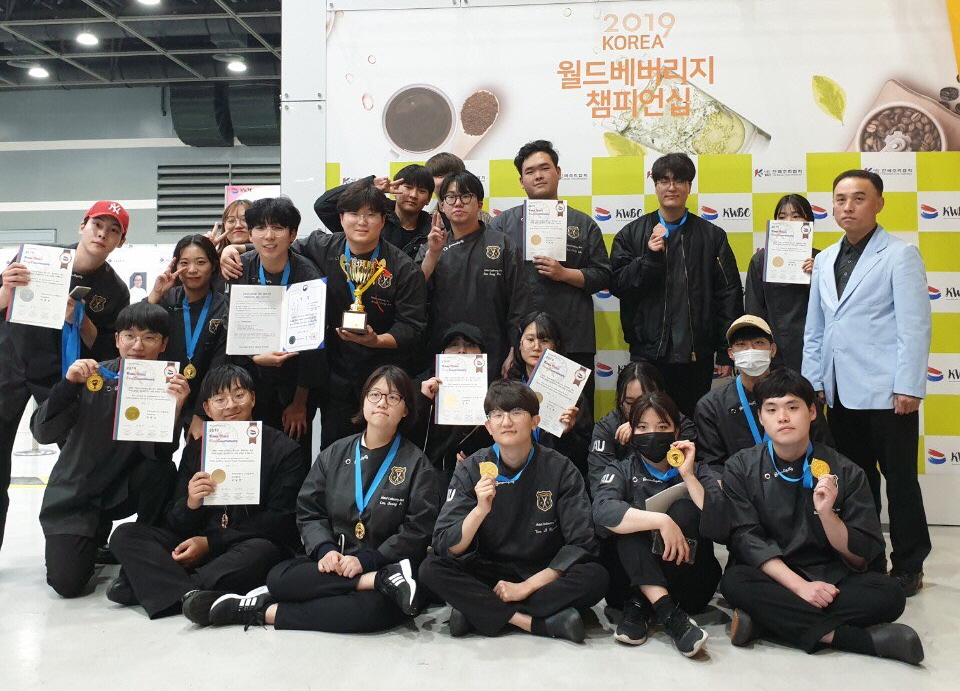 안산대학교 식품영양조리학부 22명이 ‘2019 KOREA 월드푸드 챔피언십’에 참가해 전원 수상했다.