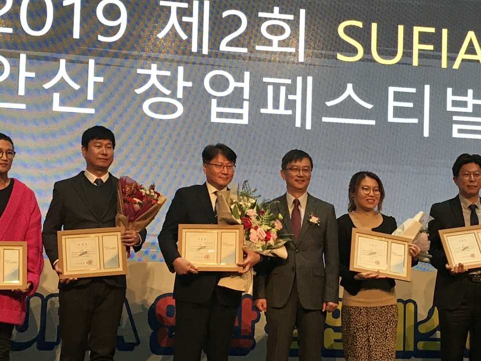 김진영 창업지원단장(가운데)이 수상자들과 함께 기념 사진을 찍고 있다.