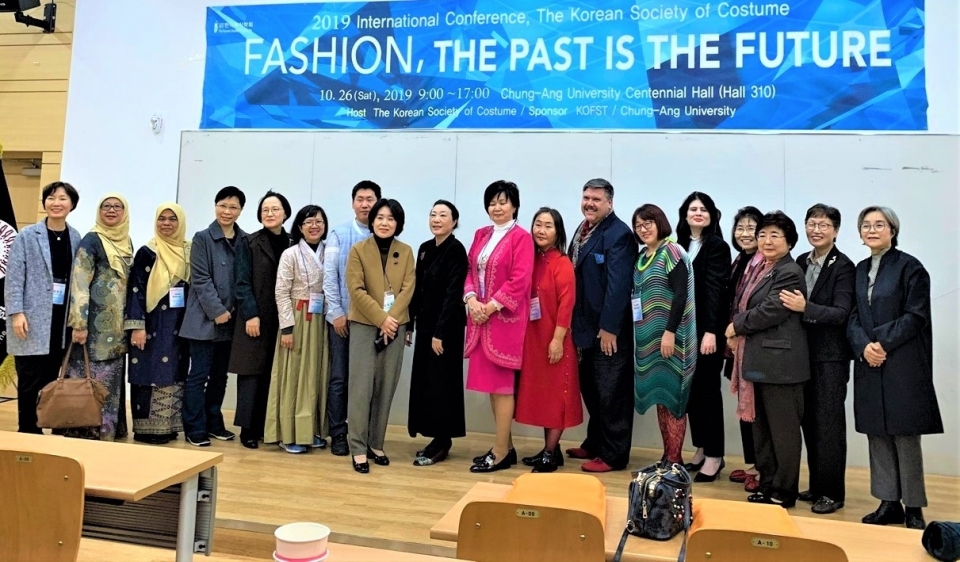 ‘2019 한국복식학회 추계국제학술대회’가 지난달 26일 중앙대 서울캠퍼스에서 ‘Fashion, The Past is The Future’라는 주제로 열렸다.