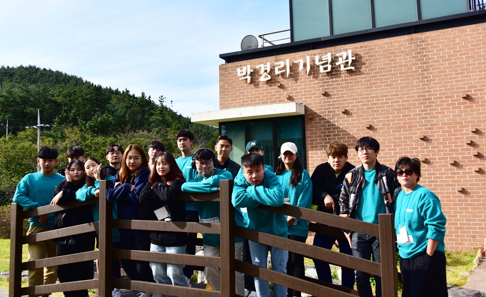 지난달 26~27일 진행한 국제청소년 리더 교류지원 사업에서 참가 학생들이 통영 박경리기념관을 방문한 후 기념촬영을 했다.