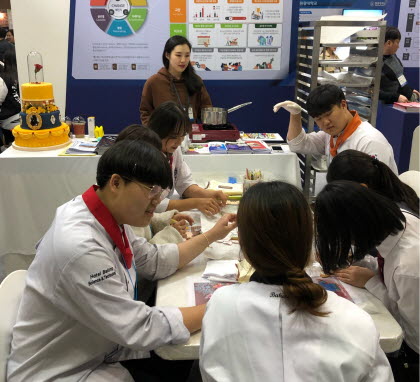 한국관광대학교가 '2019 산학협력 EXPO'에 참가해 아이싱 쿠키 체험을 진행 중이다.