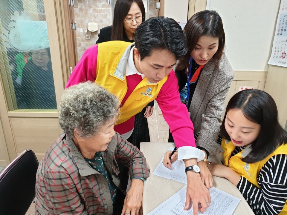광주보건대학교 안경광학과 학생들이 광주노인복지회관 노인 분들의 시력검사를 돕고 있다.