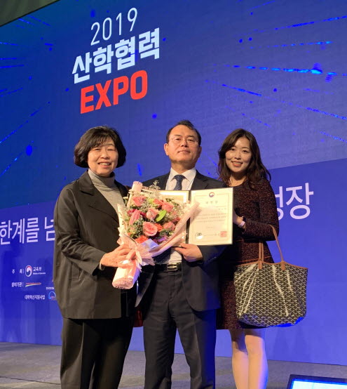 김근묵 아주자동차대학 기업신속대응센터장(가운데)이 ‘2019 산학협력EXPO’에서 교육부총리 표창을 수상했다.