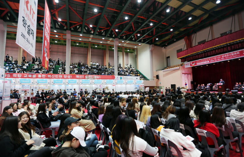 경남정보대학교가 산업체와 학생, 지역주민이 함께하는 '전문대학혁신지원사업 성과전시발표회'를 개최했다.