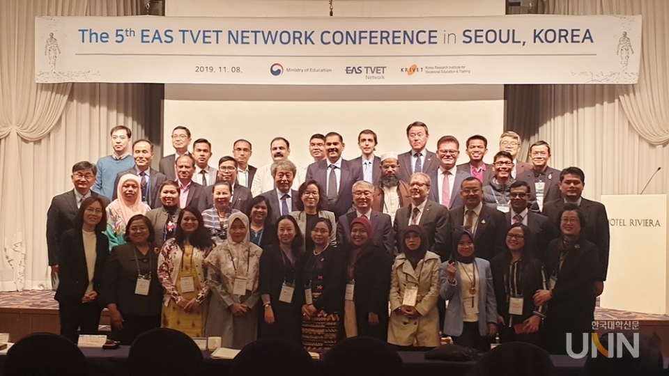 8일 열린 '2019 EAS 직업교육 네트워크 콘퍼런스'에 참석한 최수진 교육부 국제교육협력담당관(두번째줄 왼쪽부터 여섯번째)을 비롯한 교육계 관계자들과 한국 직업계고 관계자들. (사진=허지은 기자)