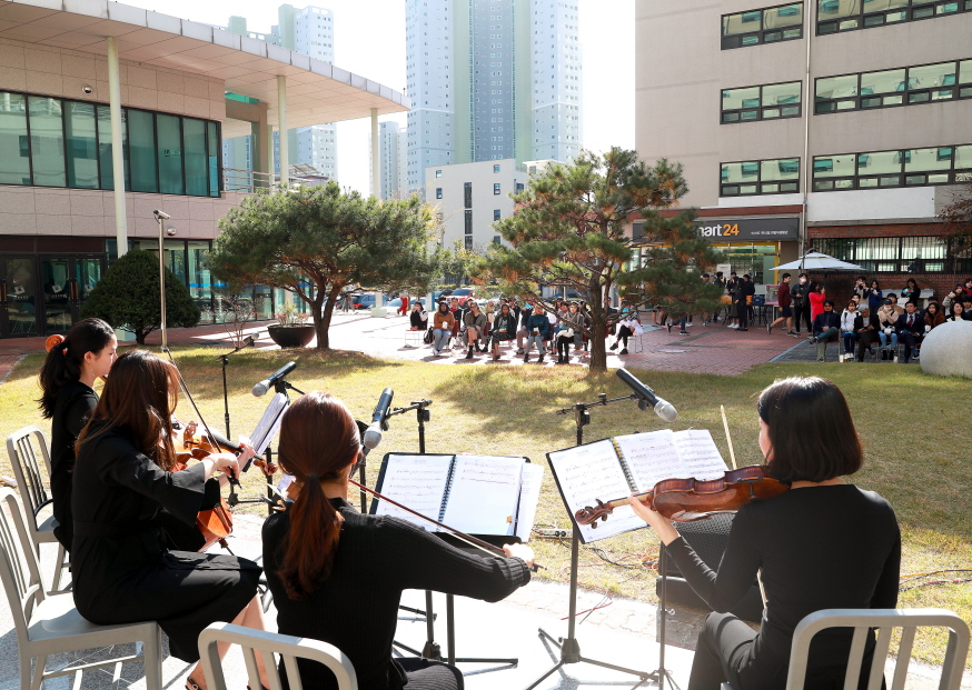 한밭대 학생생활관이 8일 학생 및 지역주민, 교직원들을 초청해 ‘가을 소나무 음악회’를 개최했다.