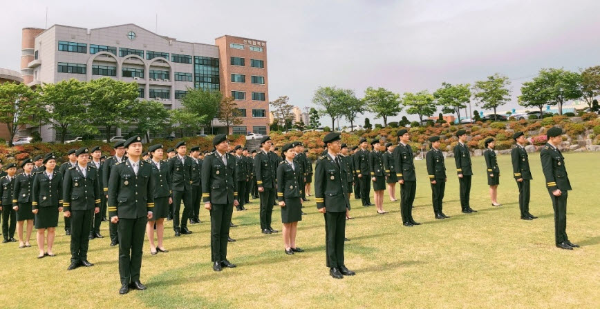 동강대학교 군사학부가 육군본부 인사사령관으로부터 감사장을 받았다.