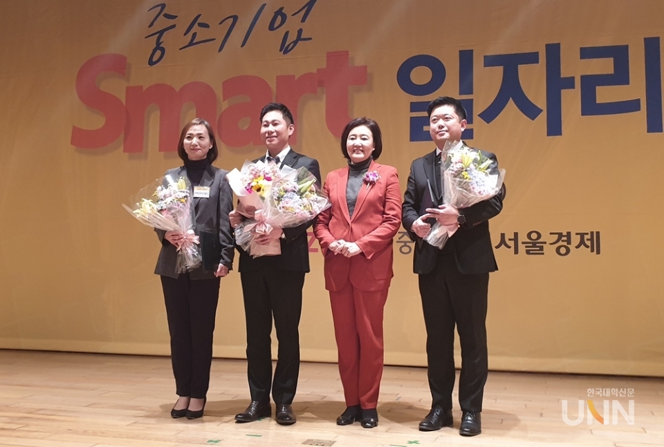 박영선 장관(왼쪽 세번째)와 ‘2019 행복한 중기 경영대상’을 받은 (주)파크시스템즈, (주)코아드, (주)시스메이트 관계자. (사진=허지은 기자)