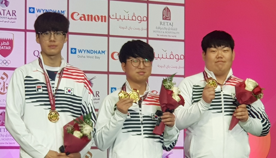 구자현 선수(왼쪽)가 제14회 아시아사격선수권대회 남자 공기권총 단체전과 50m 권총에서 금메달을 차지했다.